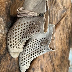 RUSTIC ZIPPED HEELS